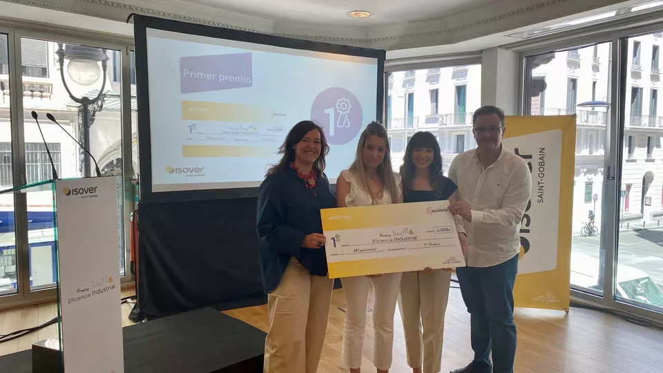 Estudiantes de la UEX y la UPM, ganadores de los Premios de Eficiencia Industrial 2023 de Isover en colaboración con ACCIONA