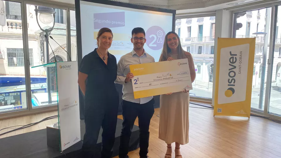 Estudiantes de la UEX y la UPM, ganadores de los Premios de Eficiencia Industrial 2023 de Isover en colaboración con ACCIONA