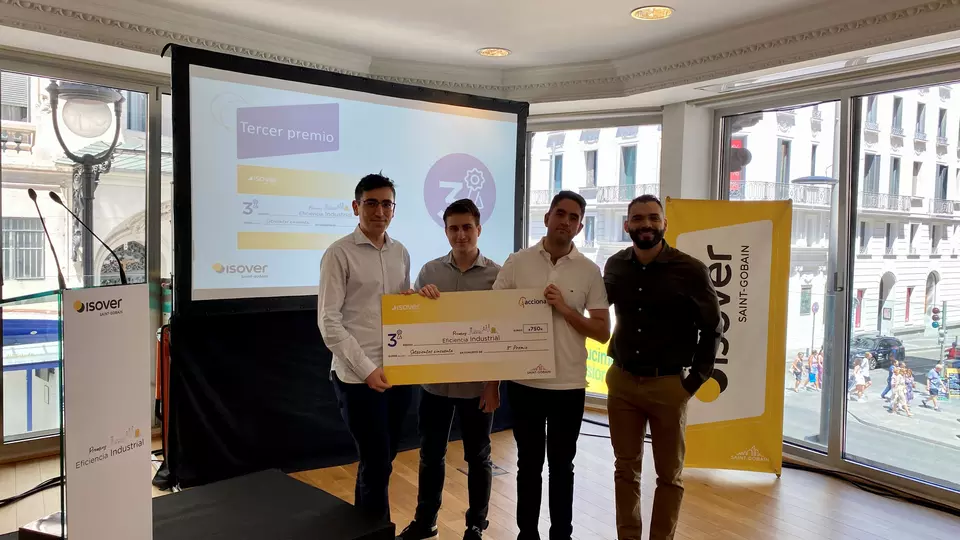 Estudiantes de la UEX y la UPM, ganadores de los Premios de Eficiencia Industrial 2023 de Isover en colaboración con ACCIONA